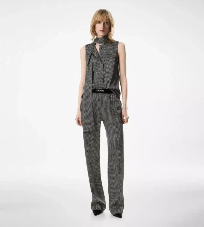 Blusa de seda sin mangas con lavalier Blusa de seda sin mangas con lavalier