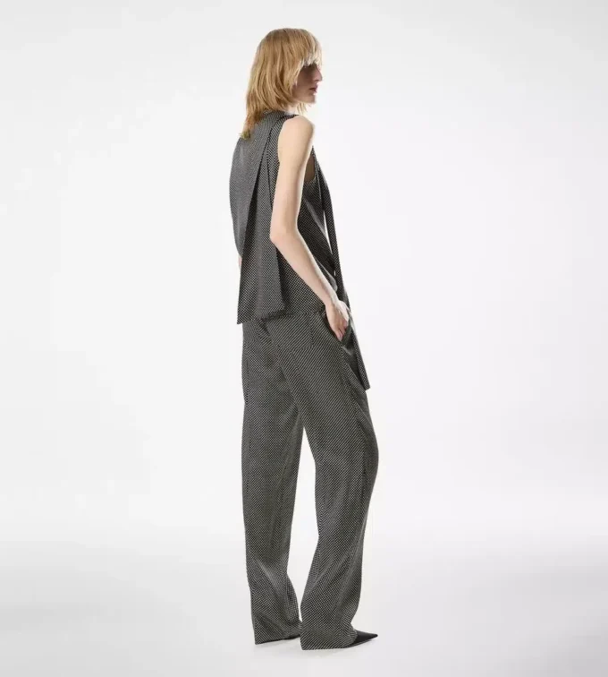 Blusa de seda sin mangas con lavalier Blusa de seda sin mangas con lavalier