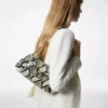 Bolso de hombro con cadena Tara de pitón estampado
