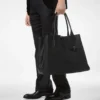 Bolso tote T-Line East-West de piel granulada Bolso tote T-Line East-West de piel granulada