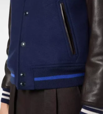 Bomber universitario con mangas de piel