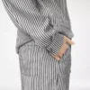 Camisa de pijama de seda a rayas con ribetes y logotipo TF bordado en tono Camisa de pijama de seda a rayas con ribetes y logotipo TF bordado en tono