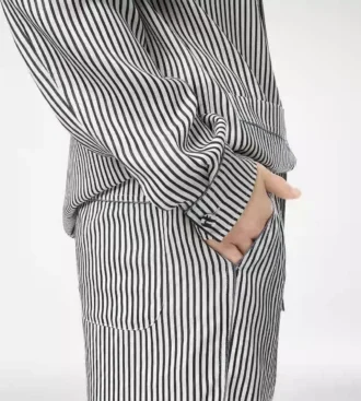 Camisa de pijama de seda a rayas con ribetes y logotipo TF bordado en tono