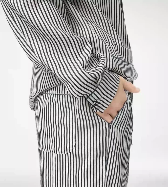 Camisa de pijama de seda a rayas con ribetes y logotipo TF bordado en tono Camisa de pijama de seda a rayas con ribetes y logotipo TF bordado en tono