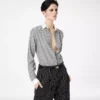Camisa de seda a rayas con detalles en contraste Camisa de seda a rayas con detalles en contraste