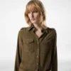 Camisa militar con bolsillos delanteros Camisa militar con bolsillos delanteros