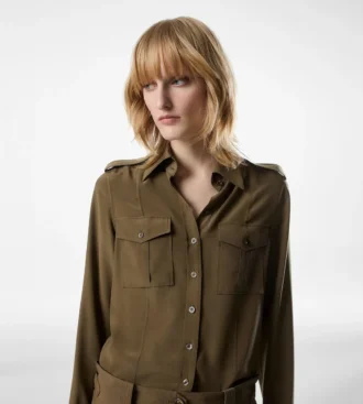 Camisa militar con bolsillos delanteros