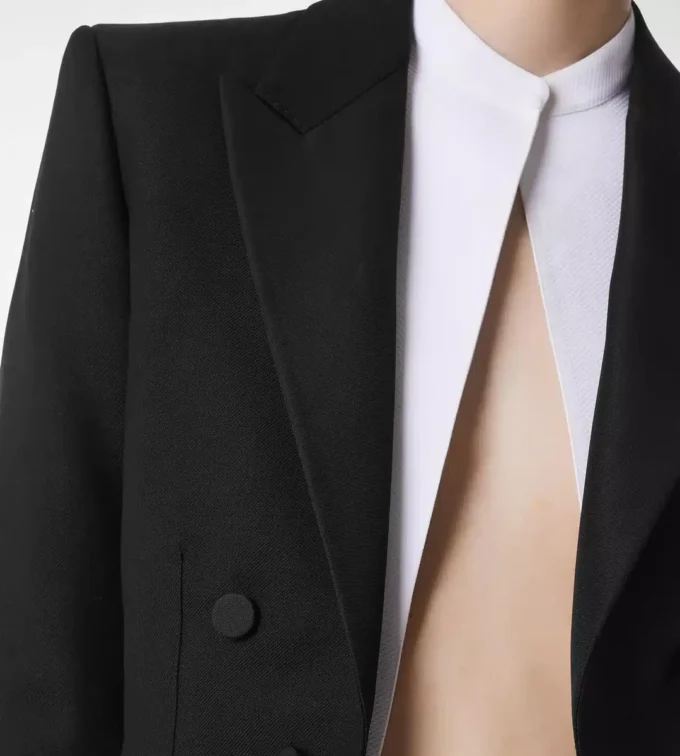 Chaqueta de esmoquin corta de doble botonadura en mezcla de lana y seda Chaqueta de esmoquin corta de doble botonadura en mezcla de lana y seda