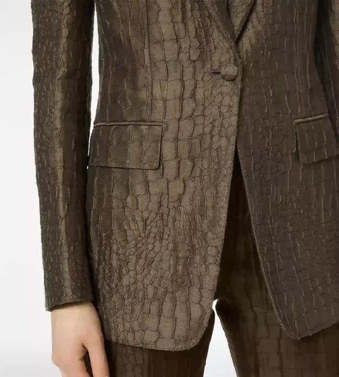 Chaqueta de un solo pecho con solapas en pico y jacquard de cocodrilo Chaqueta de un solo pecho con solapas en pico y jacquard de cocodrilo
