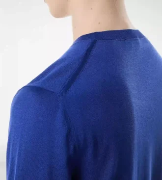 Cuello redondo de seda fluida