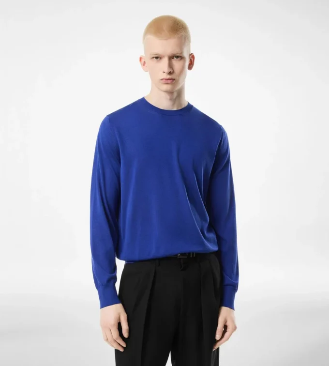 Cuello redondo de seda fluida Cuello redondo de seda fluida