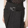 Falda cruzada de seda con lunares y detalles de cuero Falda cruzada de seda con lunares y detalles de cuero