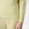 Jersey de cachemira con cuello en V y hombros descubiertos