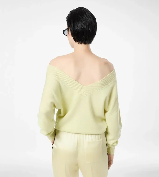 Jersey de cachemira con cuello en V y hombros descubiertos