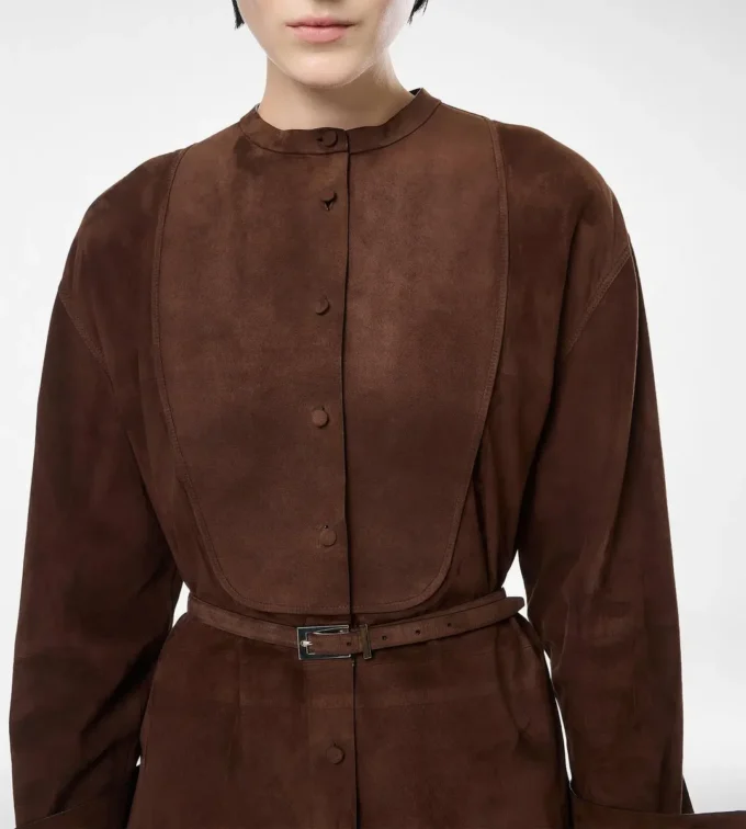 Mini vestido camisero con cinturón y plastrón de ante de cordero de grano completo