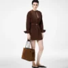 Mini vestido camisero con cinturón y plastrón de ante de cordero de grano completo
