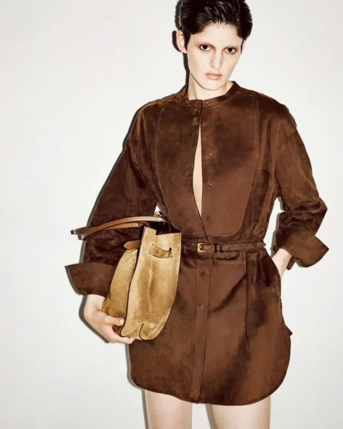 Mini vestido camisero con cinturón y plastrón de ante de cordero de grano completo