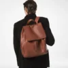 Mochila con solapa T-Line de piel granulada Mochila con solapa T-Line de piel granulada