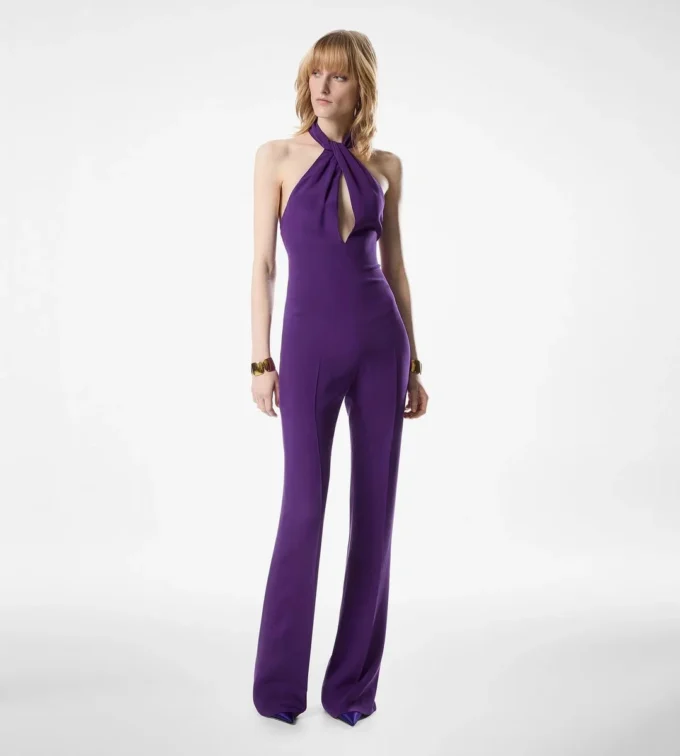 Mono de seda con cuello halter y detalle retorcido en la parte delantera Mono de seda con cuello halter y detalle retorcido en la parte delantera