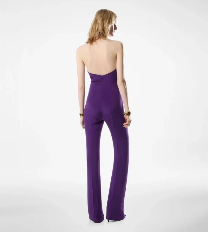 Mono de seda con cuello halter y detalle retorcido en la parte delantera Mono de seda con cuello halter y detalle retorcido en la parte delantera