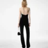 Mono de terciopelo con cuello halter y detalle retorcido en la parte delantera