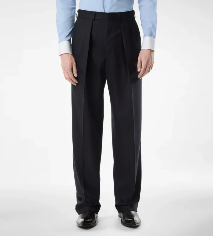 Pantalón sutil a rayas con doble pliegue Pantalón sutil a rayas con doble pliegue