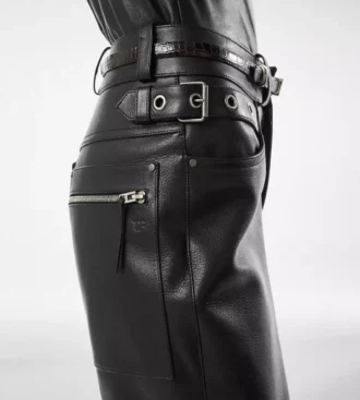 Pantalones moteros de piel granulada con textura