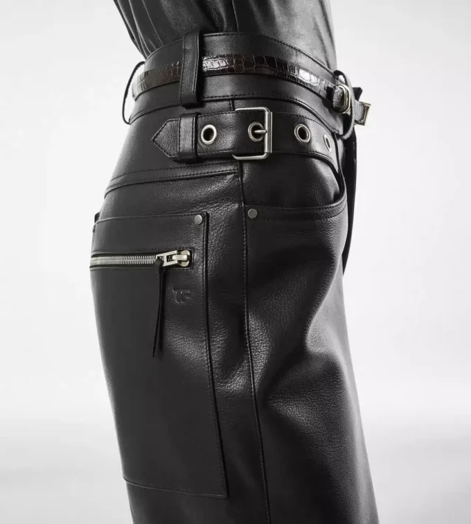 Pantalones moteros de piel granulada con textura Pantalones moteros de piel granulada con textura