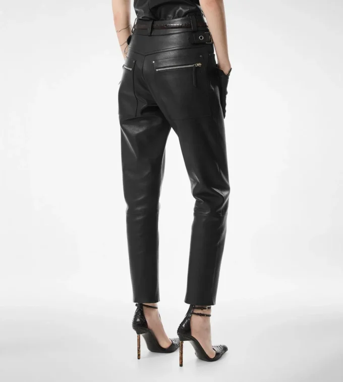 Pantalones moteros de piel granulada con textura Pantalones moteros de piel granulada con textura