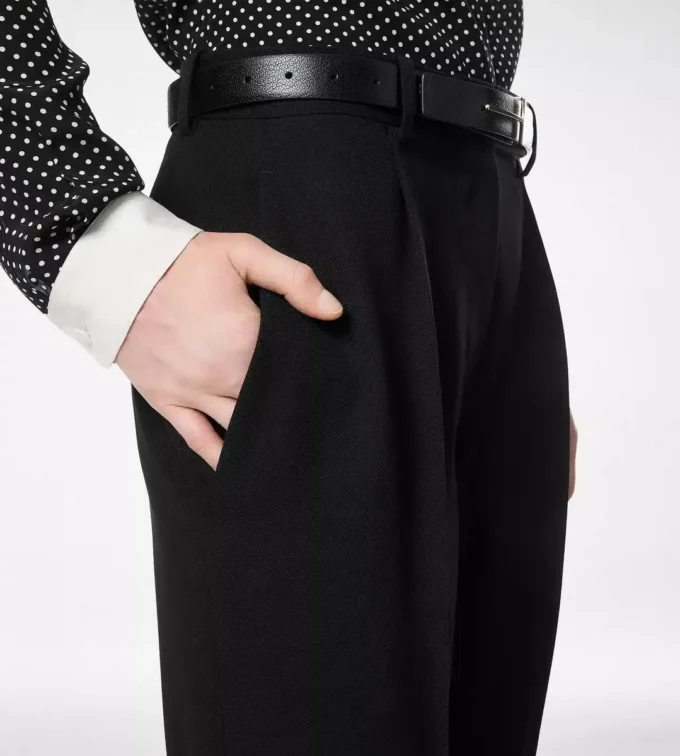 Pantalones rectos con pliegues relajados Sharp Grain De Poudre Pantalones rectos con pliegues relajados Sharp Grain De Poudre