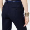 Pantalones rectos entallados de lana virgen con rayas tonales Pantalones rectos entallados de lana virgen con rayas tonales