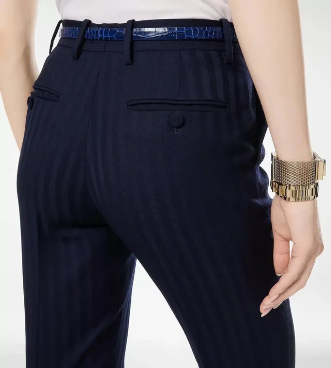 Pantalones rectos entallados de lana virgen con rayas tonales Pantalones rectos entallados de lana virgen con rayas tonales