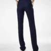 Pantalones rectos entallados de lana virgen con rayas tonales Pantalones rectos entallados de lana virgen con rayas tonales