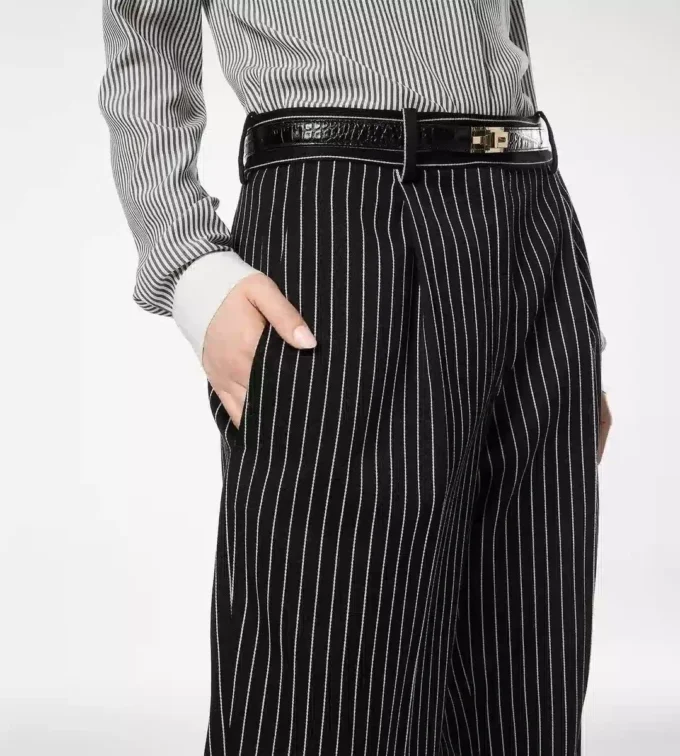 Pantalones rectos relajados con pliegues de lana y algodón a rayas Barathea Pantalones rectos relajados con pliegues de lana y algodón a rayas Barathea