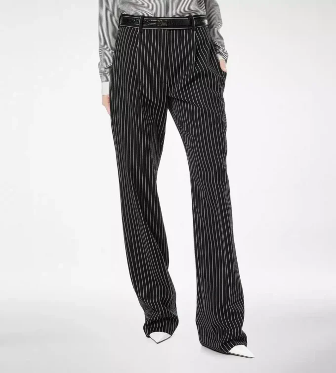 Pantalones rectos relajados con pliegues de lana y algodón a rayas Barathea Pantalones rectos relajados con pliegues de lana y algodón a rayas Barathea