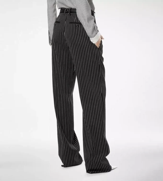 Pantalones rectos relajados con pliegues de lana y algodón a rayas Barathea Pantalones rectos relajados con pliegues de lana y algodón a rayas Barathea