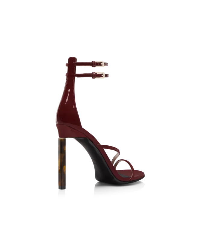 Sandalias de charol con correa al tobillo