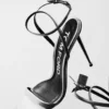 Sandalias puntiagudas sin talón con candado de piel napa laminada Sandalias puntiagudas sin talón con candado de piel napa laminada
