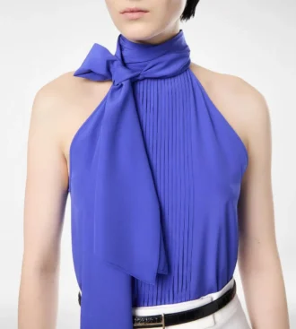 Top de seda con cuello halter y detalle plisado