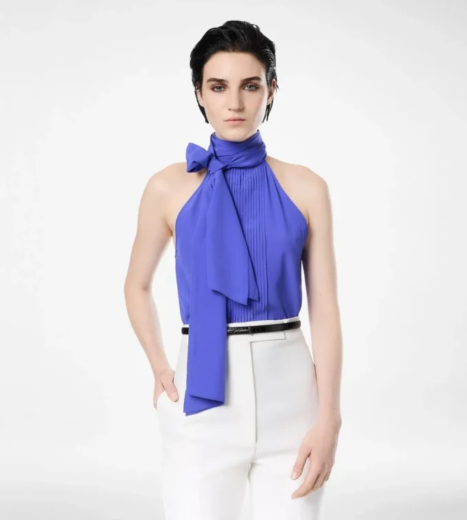 Top de seda con cuello halter y detalle plisado Top de seda con cuello halter y detalle plisado
