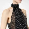 Top lavallière con cuello halter de georgette de seda con lunares y detalle plisado Top lavallière con cuello halter de georgette de seda con lunares y detalle plisado