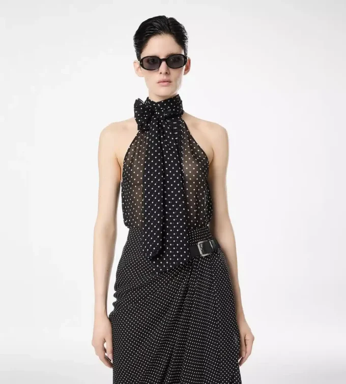Top lavallière con cuello halter de georgette de seda con lunares y detalle plisado Top lavallière con cuello halter de georgette de seda con lunares y detalle plisado
