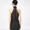Top lavallière con cuello halter de georgette de seda con lunares y detalle plisado Top lavallière con cuello halter de georgette de seda con lunares y detalle plisado
