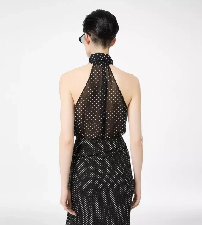 Top lavallière con cuello halter de georgette de seda con lunares y detalle plisado Top lavallière con cuello halter de georgette de seda con lunares y detalle plisado