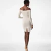 Vestido con hombros descubiertos