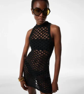 Vestido corto sin mangas con cuello alto