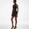 Vestido corto sin mangas con cuello alto Vestido corto sin mangas con cuello alto
