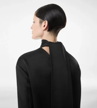 Vestido de cóctel brillante de crepé con cuello alto