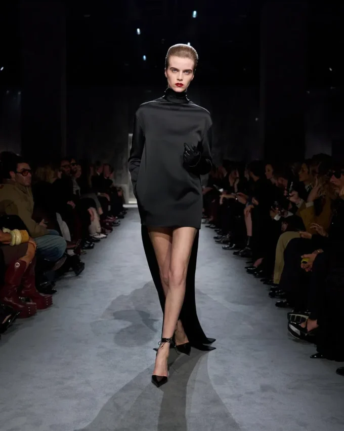 Vestido de cóctel brillante de crepé con cuello alto Vestido de cóctel brillante de crepé con cuello alto