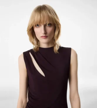 Vestido de cóctel con aberturas y detalle de bufanda